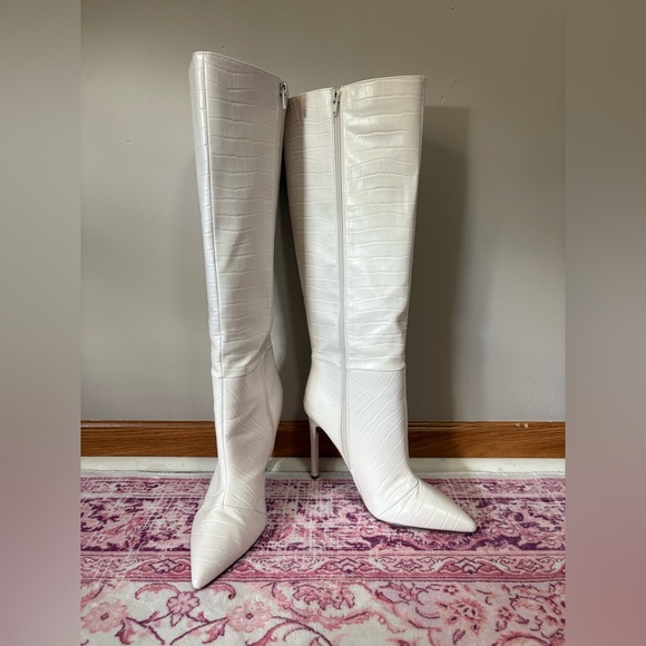 Stunning Express knee high heeled boots in croc embossed Ivory faux leather - Picture 1 of 8